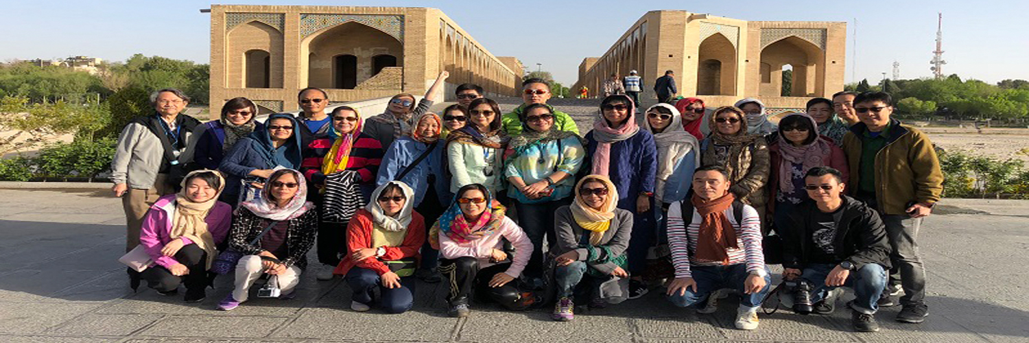 Group Tour vs. Private Tour in Iran